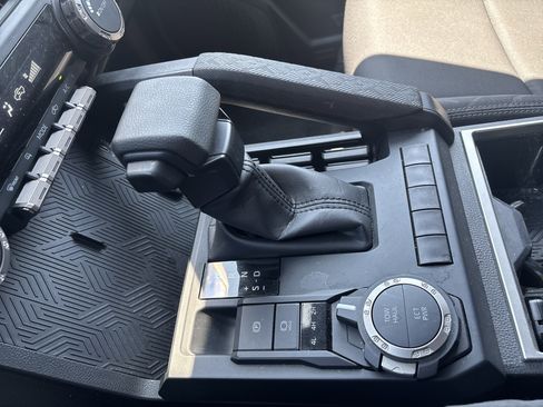Used 2025 Toyota Tacoma SR5 AWD/4WD image 23