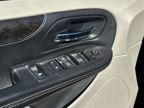 Used 2014 Chrysler Town & Country Touring FWD image 17
