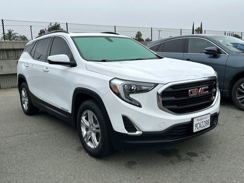Used 2019 GMC Terrain SLE w/ Driver Convenience Package image 2