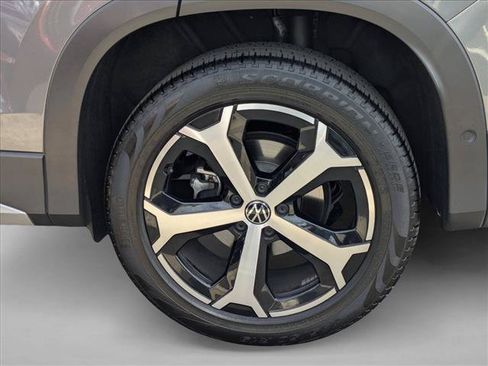 Used 2025 Volkswagen Tiguan SE FWD image 23
