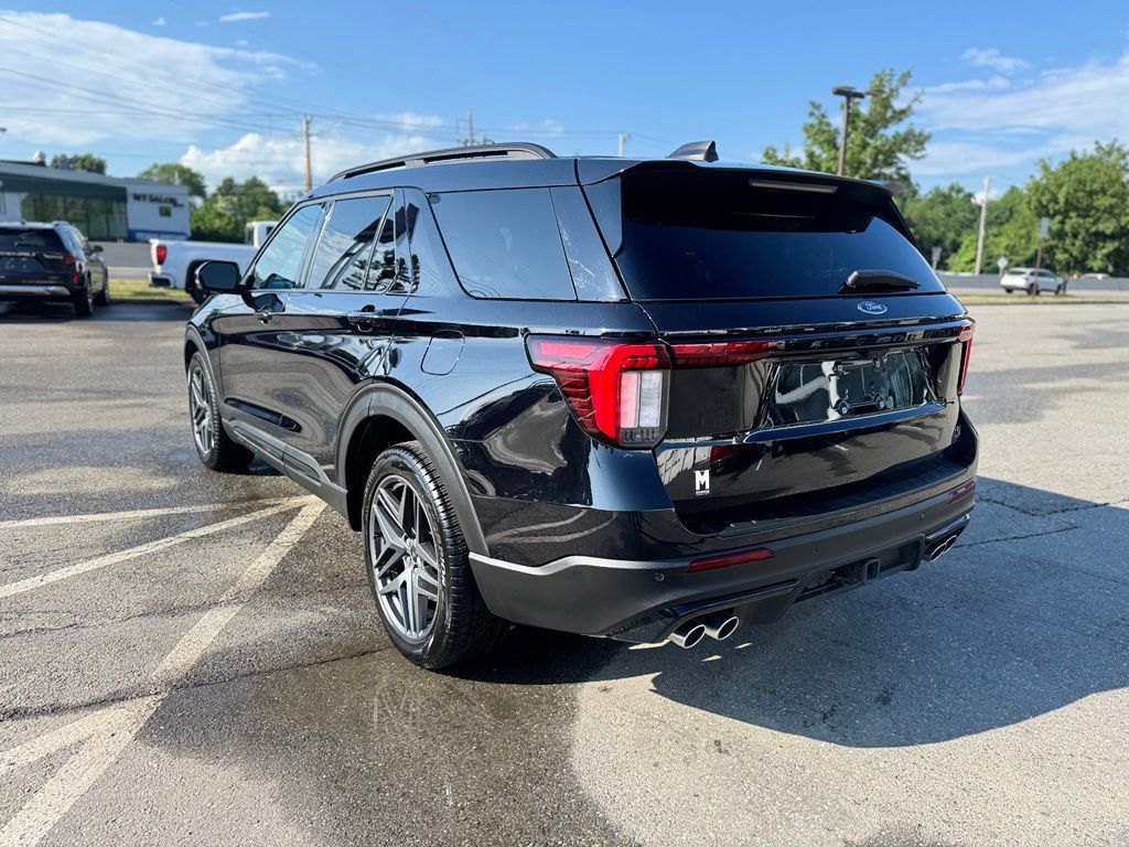 Used 2025 Ford Explorer ST AWD/4WD image 4