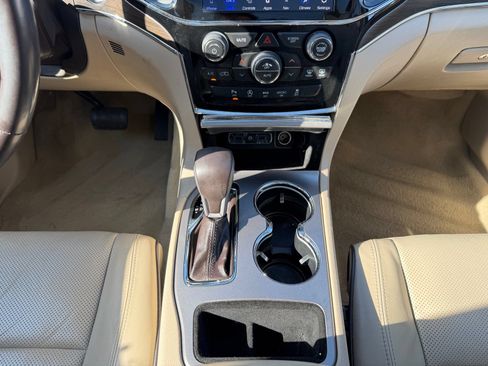 Used 2020 Jeep Grand Cherokee Overland RWD image 16