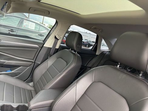 Used 2024 Volkswagen Jetta SE w/ Panoramic Sunroof Package FWD image 5