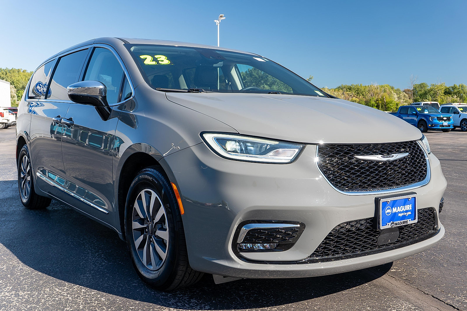 Used 2023 Chrysler Pacifica Limited FWD image 4