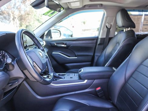 Used 2020 Toyota Highlander XLE image 22