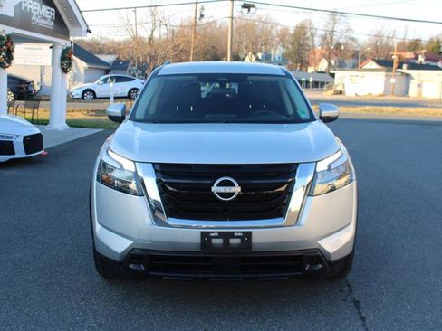 Used 2024 Nissan Pathfinder SV image 3