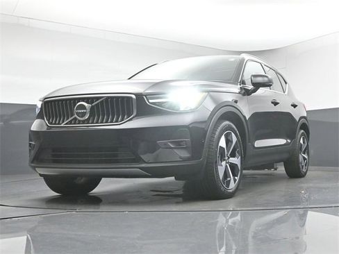 Used 2025 Volvo XC40 B5 Plus image 37