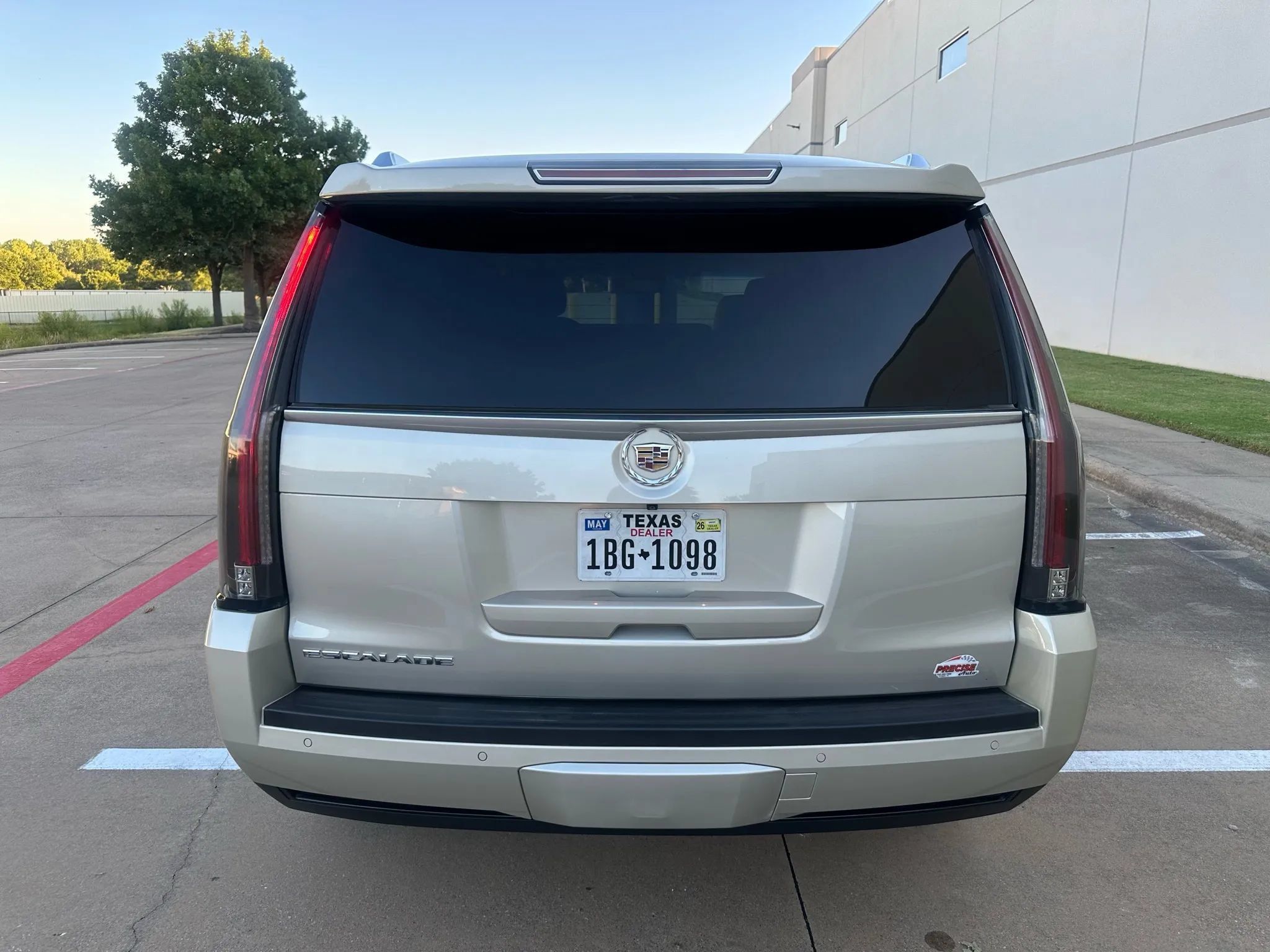 Used 2015 Cadillac Escalade Luxury AWD/4WD image 11