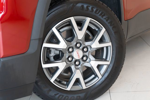 Used 2023 GMC Acadia SLE FWD image 2