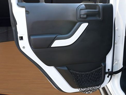 Used 2015 Jeep Wrangler Unlimited Sahara image 20