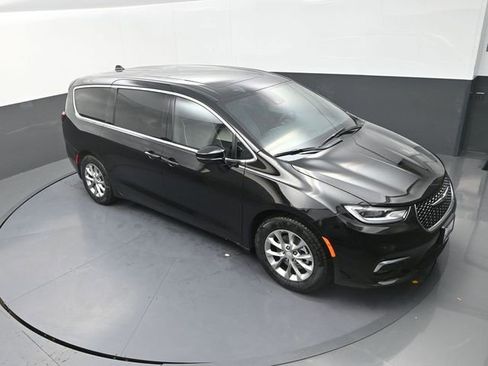 New 2026 Chrysler Pacifica Limited FWD image 11