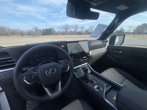 Used 2025 Lexus GX 550 AWD/4WD image 22
