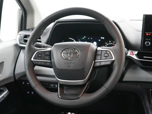 Used 2026 Toyota Sienna XLE FWD image 18