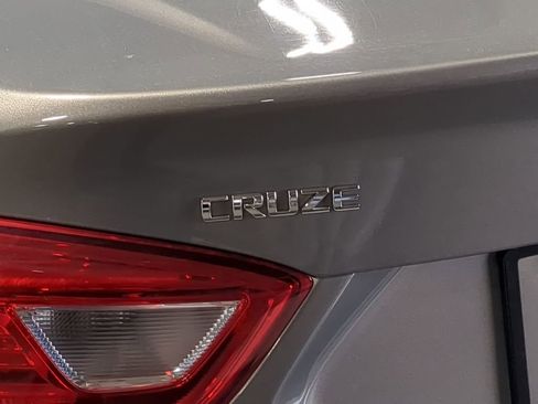 Used 2018 Chevrolet Cruze LT w/ Convenience Package image 16