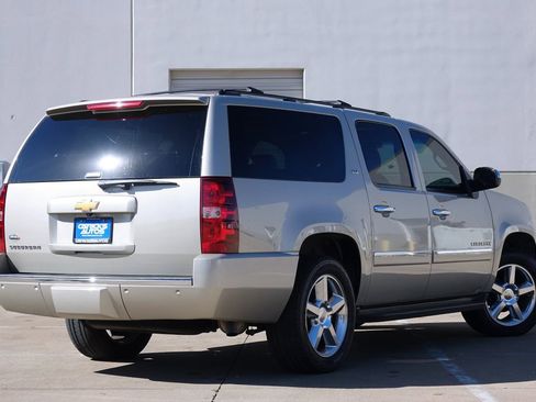 Used 2014 Chevrolet Suburban LTZ image 3