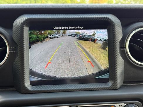 Used 2019 Jeep Wrangler Unlimited Sahara AWD/4WD image 16
