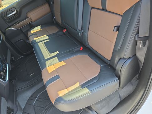 Used 2020 Chevrolet Silverado 1500 High Country w/ Technology Package AWD/4WD image 13