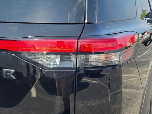 Used 2023 Nissan Pathfinder SL w/ Lighting Package (N92) FWD image 8