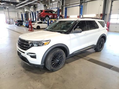 Used 2020 Ford Explorer XLT AWD/4WD image 3