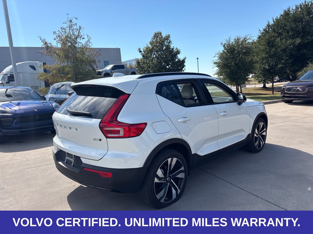 Certified 2025 Volvo XC40 B5 Plus AWD/4WD image 8