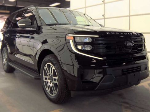 Used 2025 Ford Expedition Active AWD/4WD image 2