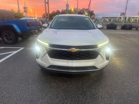Used 2025 Chevrolet Trax LT FWD image 2