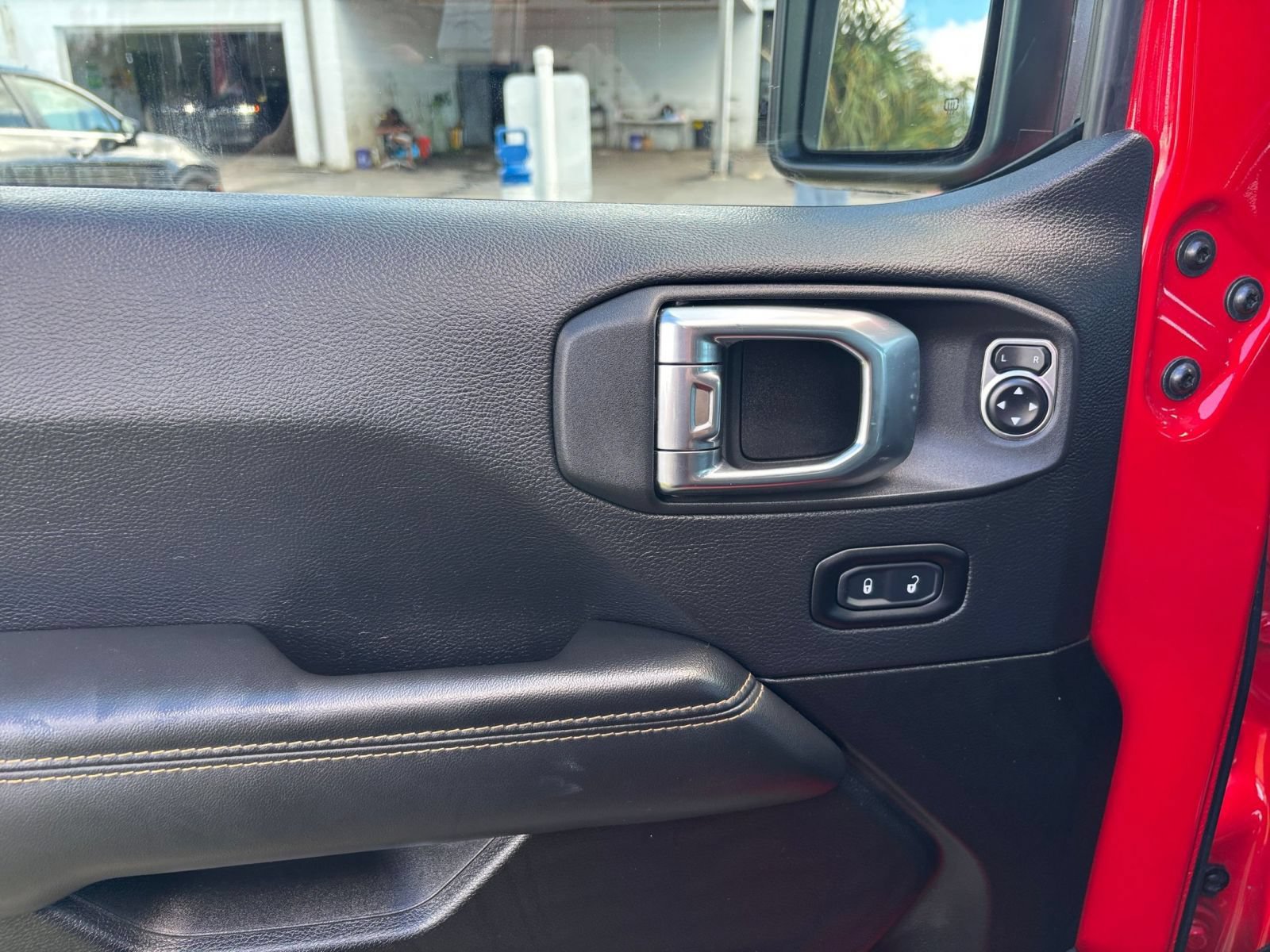 Used 2025 Jeep Wrangler Unlimited Sahara AWD/4WD image 18