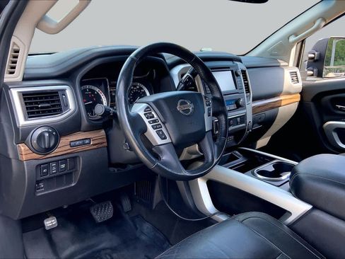 Used 2019 Nissan Titan SL w/ Chrome Package AWD/4WD image 18