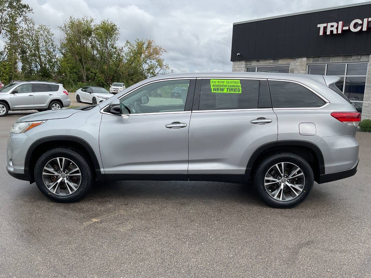 Used 2019 Toyota Highlander LE FWD image 3