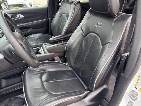 Used 2025 Chrysler Pacifica Limited FWD image 41