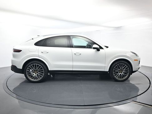 Certified 2022 Porsche Cayenne Platinum Edition image 16