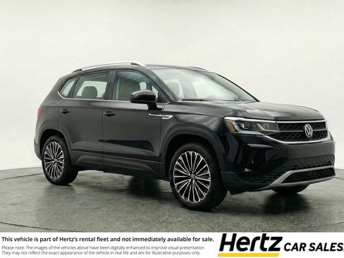Used 2025 Volkswagen Taos SE FWD image 1