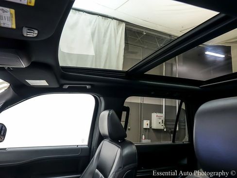 Used 2021 Ford Expedition XLT image 12