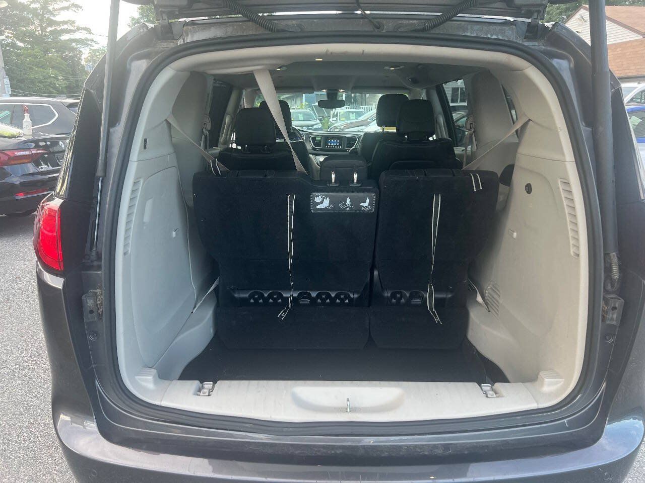 Used 2020 Chrysler Pacifica Touring-L FWD image 10