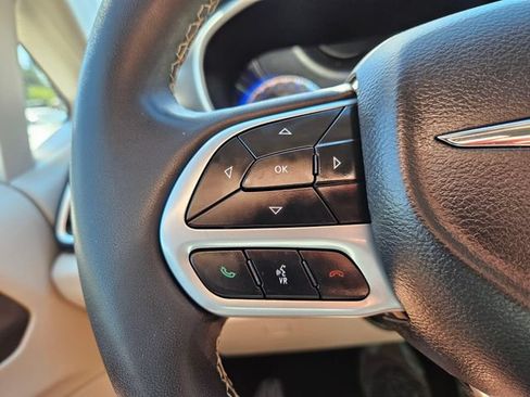 Used 2024 Chrysler Pacifica Touring-L FWD image 35