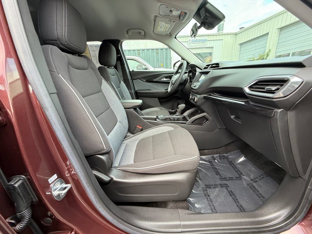 Used 2023 Chevrolet TrailBlazer LT FWD image 25