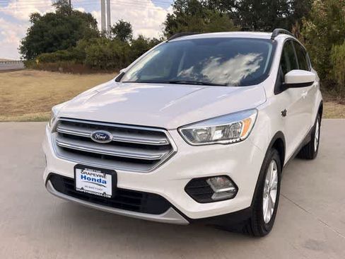 Used 2018 Ford Escape SE w/ SE Sync 3 Package FWD image 2