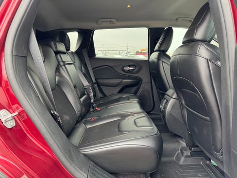 Used 2019 Jeep Cherokee Trailhawk image 18