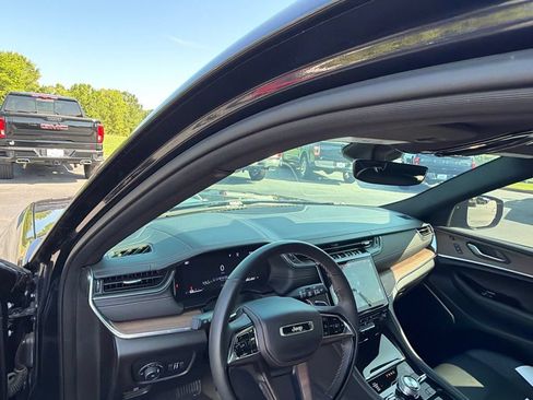 Used 2024 Jeep Grand Cherokee L Summit w/ High Altitude Package AWD/4WD image 9