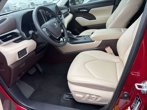 Used 2021 Toyota Highlander XLE image 11