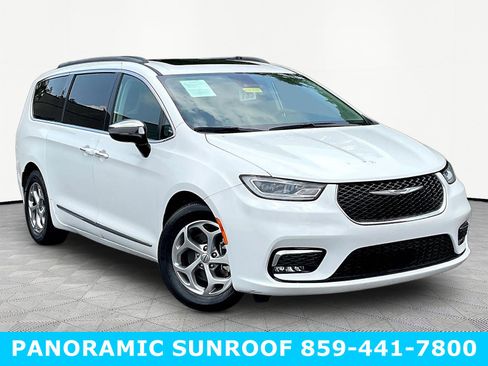 Used 2023 Chrysler Pacifica Limited FWD image 3