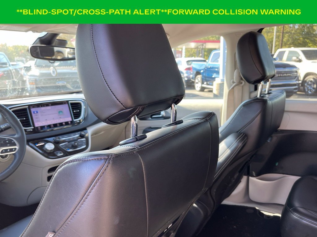 Used 2023 Chrysler Pacifica Touring-L FWD image 11