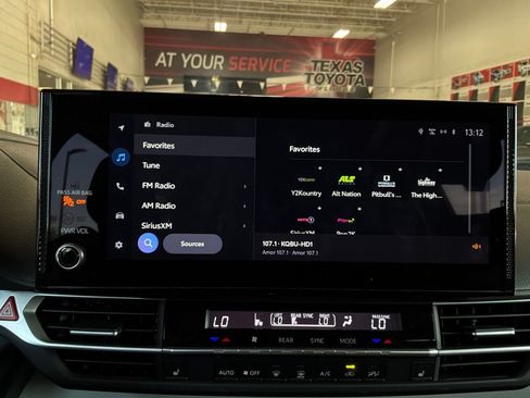 Used 2025 Toyota Sienna XLE FWD image 37