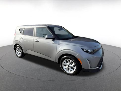 Used 2025 Kia Soul LX w/ LX Technology Package FWD image 2