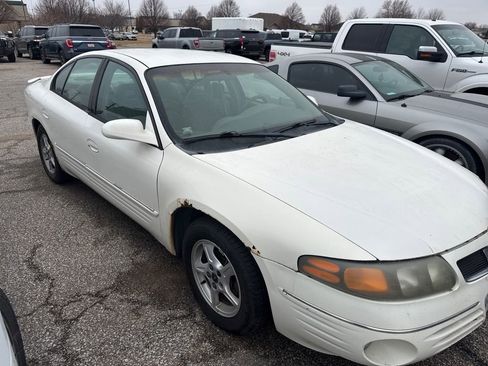 Used 2001 Pontiac Bonneville SE image 2
