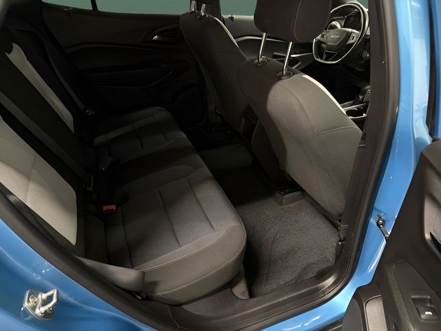 Used 2025 Chevrolet Trax RS w/ Sunroof Package FWD image 14