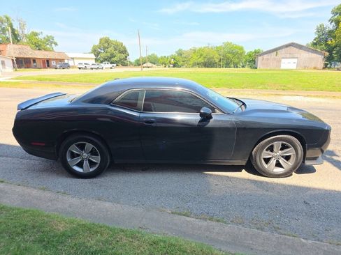 Used 2019 Dodge Challenger SXT RWD image 8