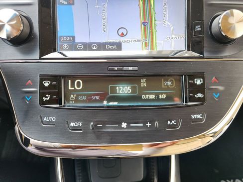 Used 2017 Toyota Avalon Limited image 18