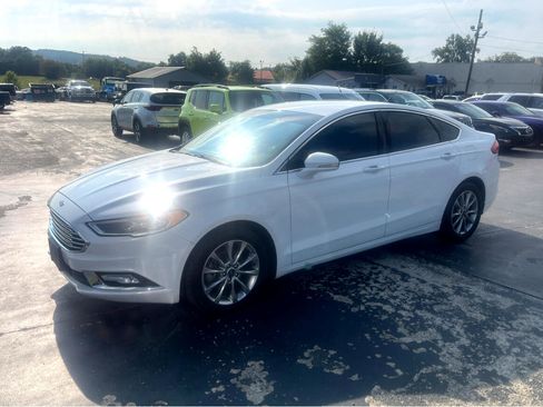 Used 2017 Ford Fusion SE image 9