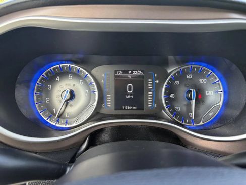Used 2019 Chrysler Pacifica Touring-L FWD image 18